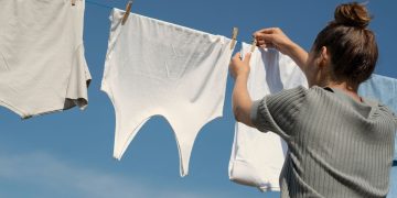 Πώς φεύγουν οι κιτρινίλες από τα λευκά ρούχα; Οι δοκιμασμένες συμβουλές της γιαγιάς και τι πραγματικά λειτουργεί