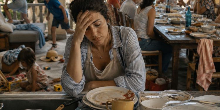 Το οικογενειακό εξοχικό: Παράδεισος ή μια ακόμη λίστα υποχρεώσεων για τη γυναίκα;