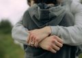 Το σύνδρομο του ανθρώπου που σώζει τους πάντες: Πότε η προσφορά γίνεται αυτοεγκατάλειψη;