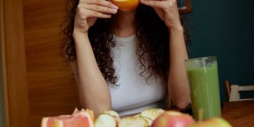 Φρούτα το βράδυ: Αδυνατίζουν ή τελικά μας φορτώνουν θερμίδες;