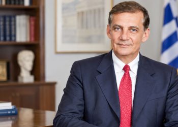 «Δεν μπορεί να τα αφήσουμε όλα στην προσωπική ευθύνη των ανθρώπων»: Ο καθηγητής Θάνος Δημόπουλος ανοίγει τη συζήτηση για τον έλεγχο της «γκρίζας» ιατρικής