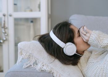 Όταν η ησυχία μάς δυσκολεύει: Γιατί κάποιοι άνθρωποι δεν αντέχουν να μείνουν μόνοι;