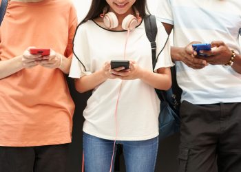 Η κατοχή έξυπνου κινητού τηλεφώνου (smartphone) και τα συμπτώματα διατροφικών διαταραχών στην πρώιμη εφηβεία