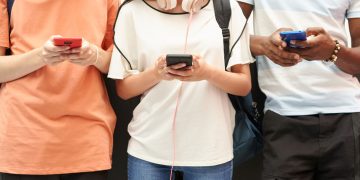 Η κατοχή έξυπνου κινητού τηλεφώνου (smartphone) και τα συμπτώματα διατροφικών διαταραχών στην πρώιμη εφηβεία