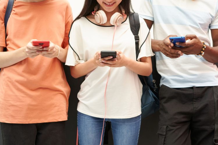 Η κατοχή έξυπνου κινητού τηλεφώνου (smartphone) και τα συμπτώματα διατροφικών διαταραχών στην πρώιμη εφηβεία
